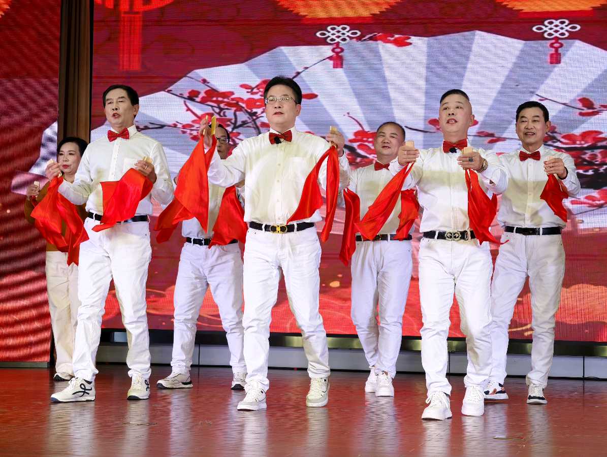为霞满天映支点·银龄增辉大别山。CCTV央视华人栏目组记者子阳报道：湖北省黄冈市老年大学校园艺术文化周暨2025年度结业展演部分节目汇集。（图39）