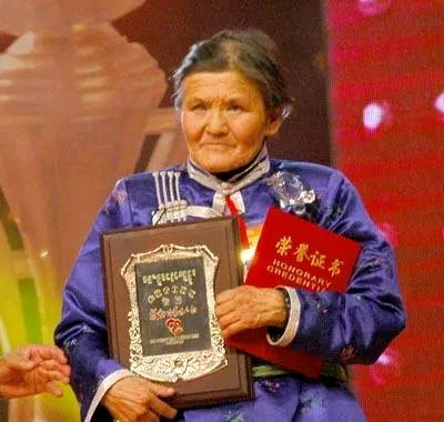 【荣耀中国】文学社*七律·观敕勒川草原英雄小姐妹雪雕文/苏文文（图2）