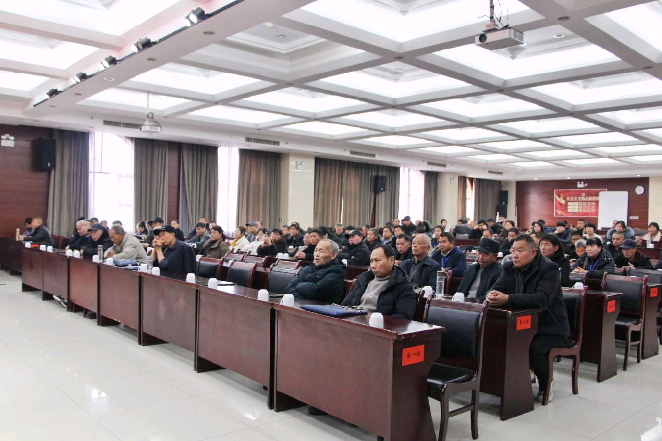 河南： 2025年鲁山县高素质农民小麦全产业链技术培训班圆满落幕（图2）