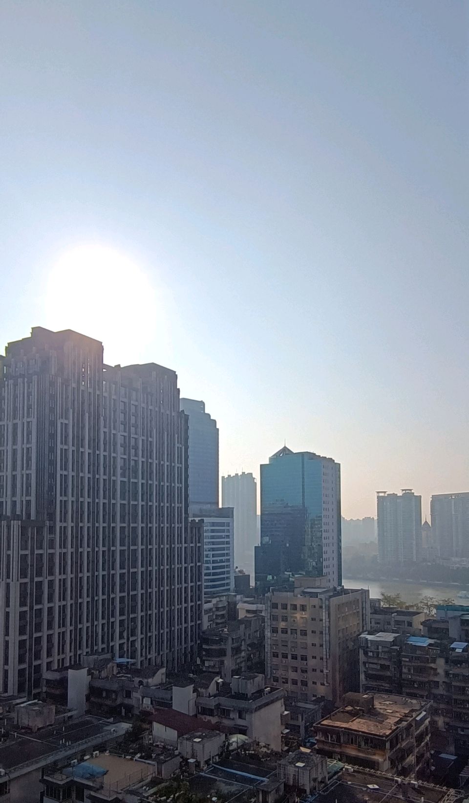 我在小区里晒着阳光 // 林伟健