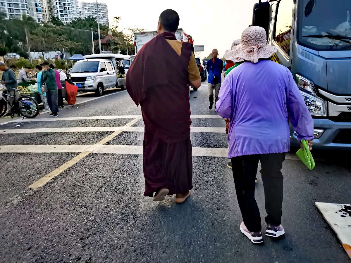 早市来了个僧人