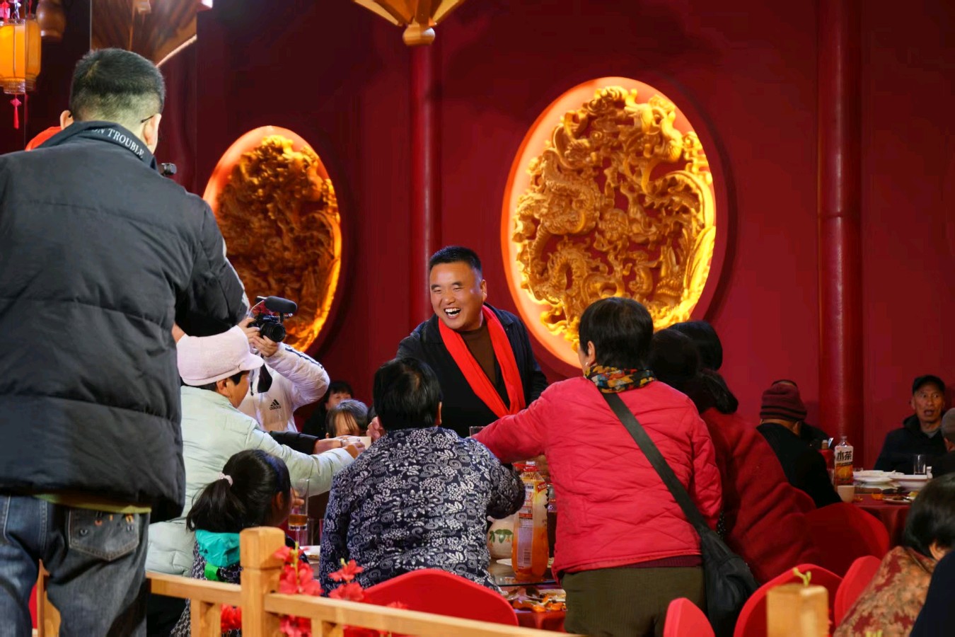 陕西西安作家王博//村支书载车全村200多名老人赴宴提前过年（图3）