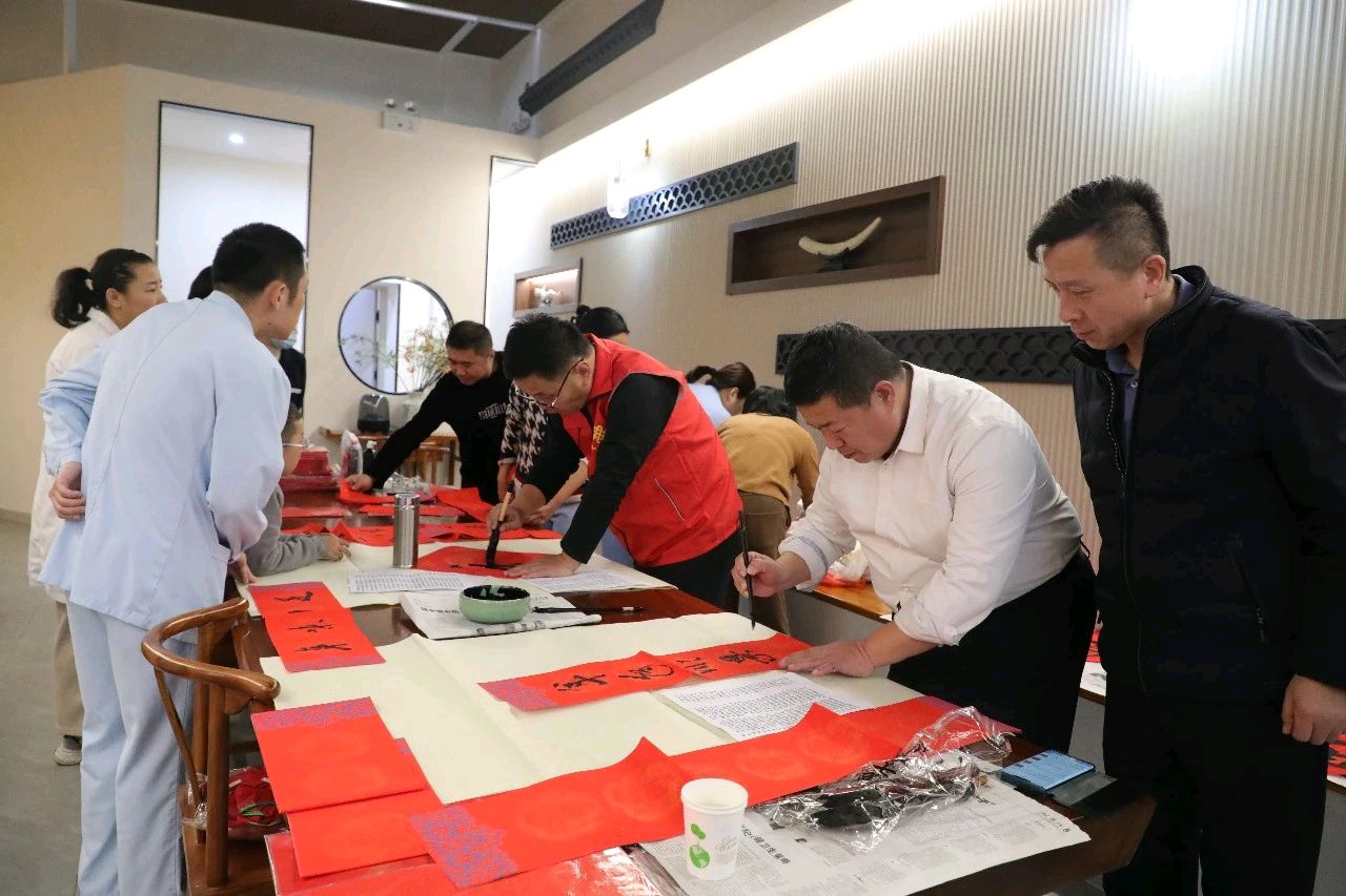 翰墨迎春 福满家园： 聊城市眼科医院“迎新春 送福联”活动圆满落幕（图4）