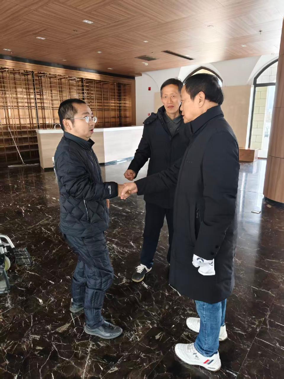 赵会新、段海波与东风酒庄总经理握手 赵会新、段海波与东风酒庄总经理握手