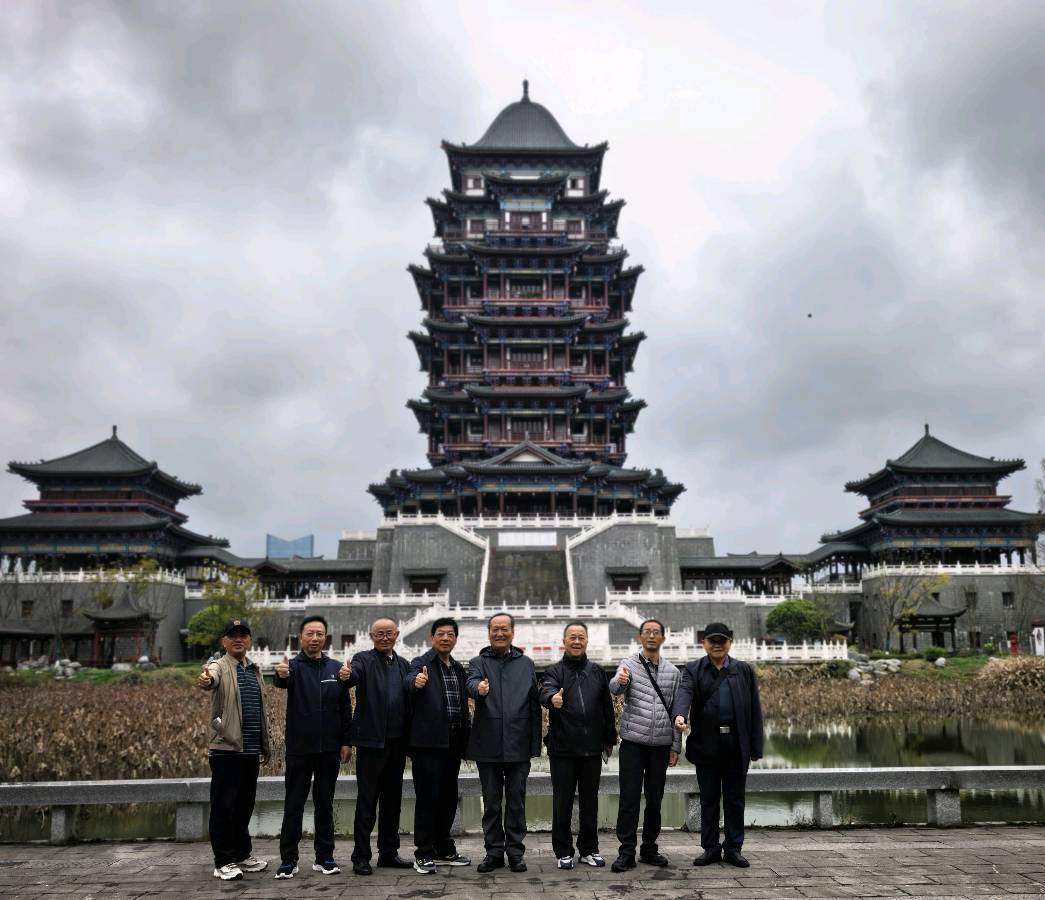 【旅游天地•南充1】张富贵：与南充战友登清晖阁游市府广场感怀（组诗5首）北京头条•西安头条•都市头条发布！（图4）