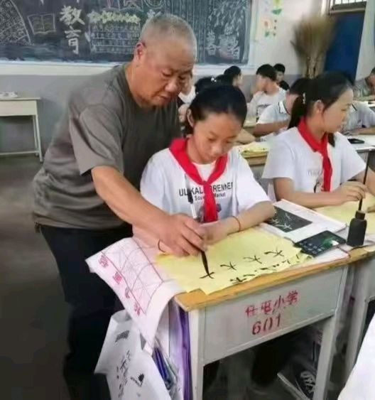 韩石华:捐赠树苗美化校园（图5）