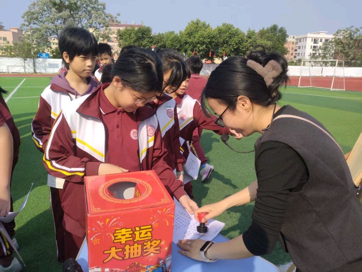 裴训《闯关》及赏析