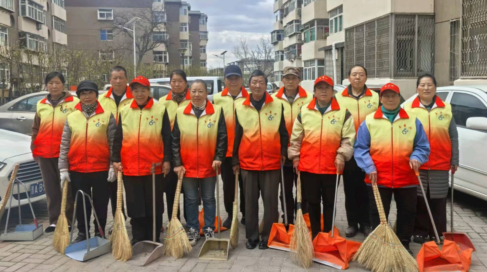 志愿助力创城 铁路小区焕新颜