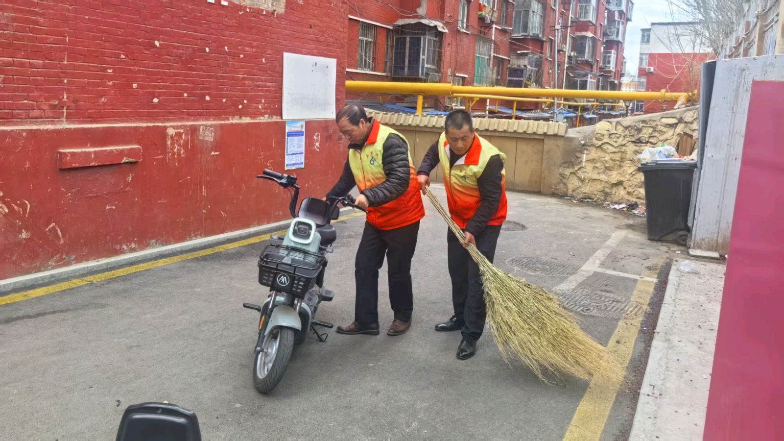 志愿助力创城 铁路小区焕新颜（图2）