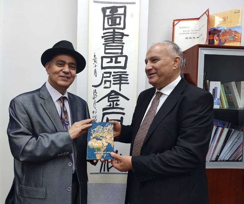 海外头条:埃及不列颠大学举行曹谁阿拉伯语《亚欧大陆地史诗》赠送仪式(图5)