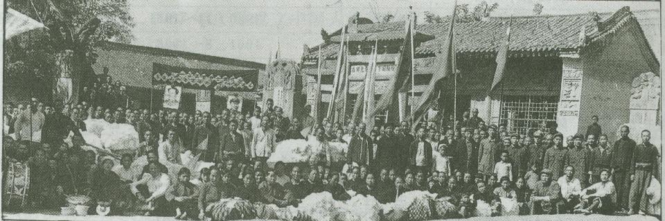 1951年全县超额完成销售棉97.26万公斤,图为10月13日1区5乡的棉农交售爱国储棉。 1951年全县超额完成销售棉97.26万公斤,图为10月13日1区5乡的棉农交售爱国储棉。