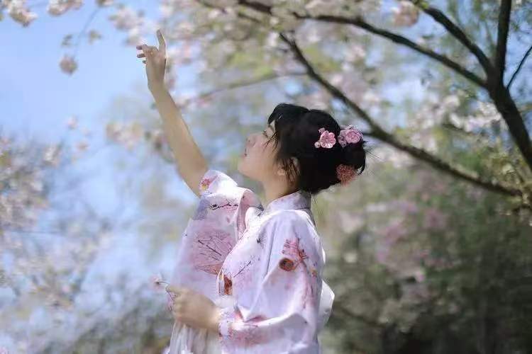 北京头条：汪志成《四月天》朗诵：琪琪~东方《品语亭》诗社总社（图2）