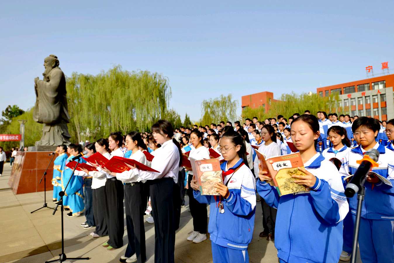 银川: 孔子像前的活动（图3）