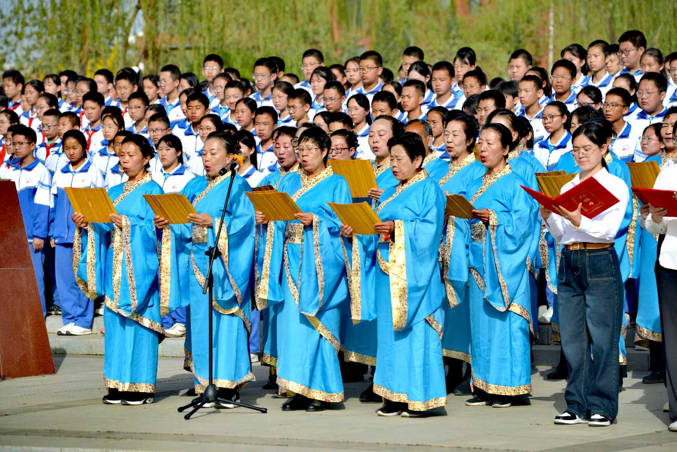 银川: 孔子像前的活动（图6）