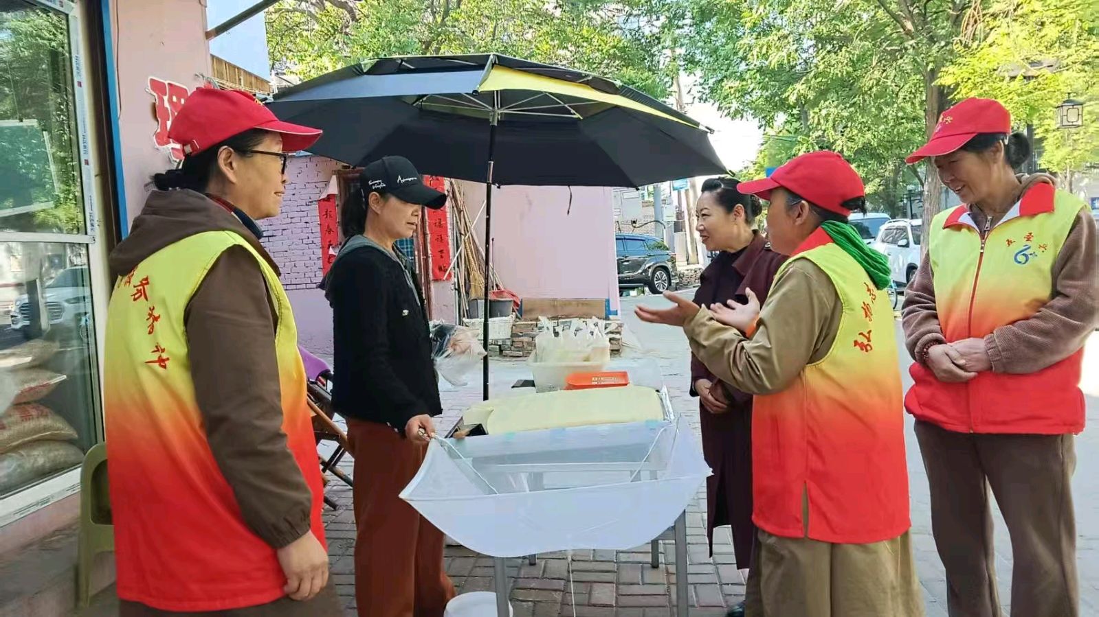 志愿者助力小微坊 老味道焕发新生机（图2）