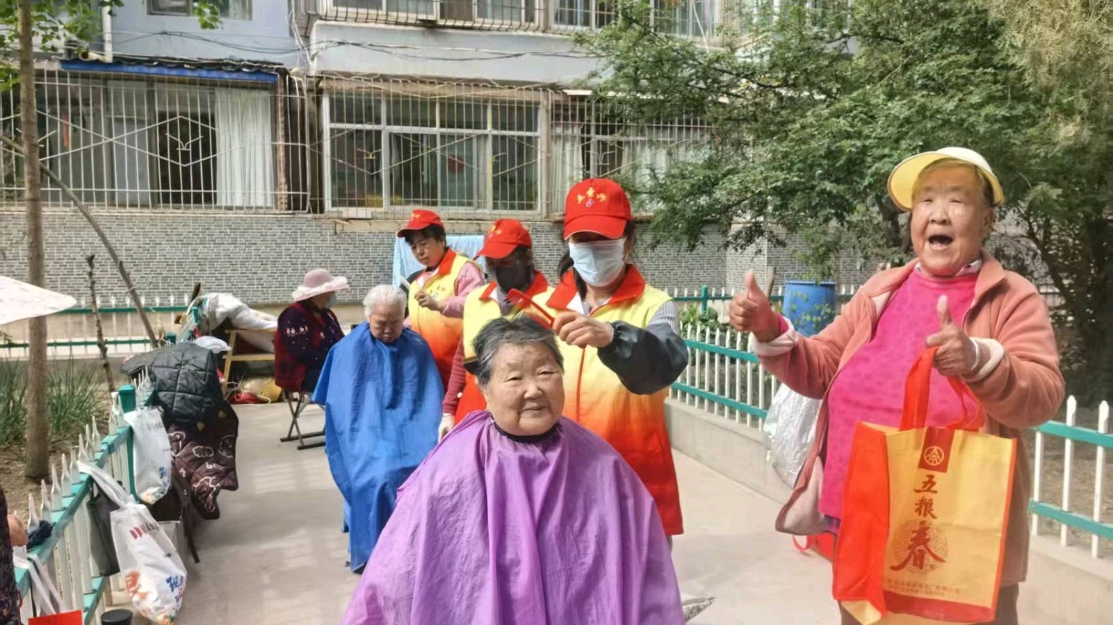 志愿服务进小区 暖心服务得好评（图3）