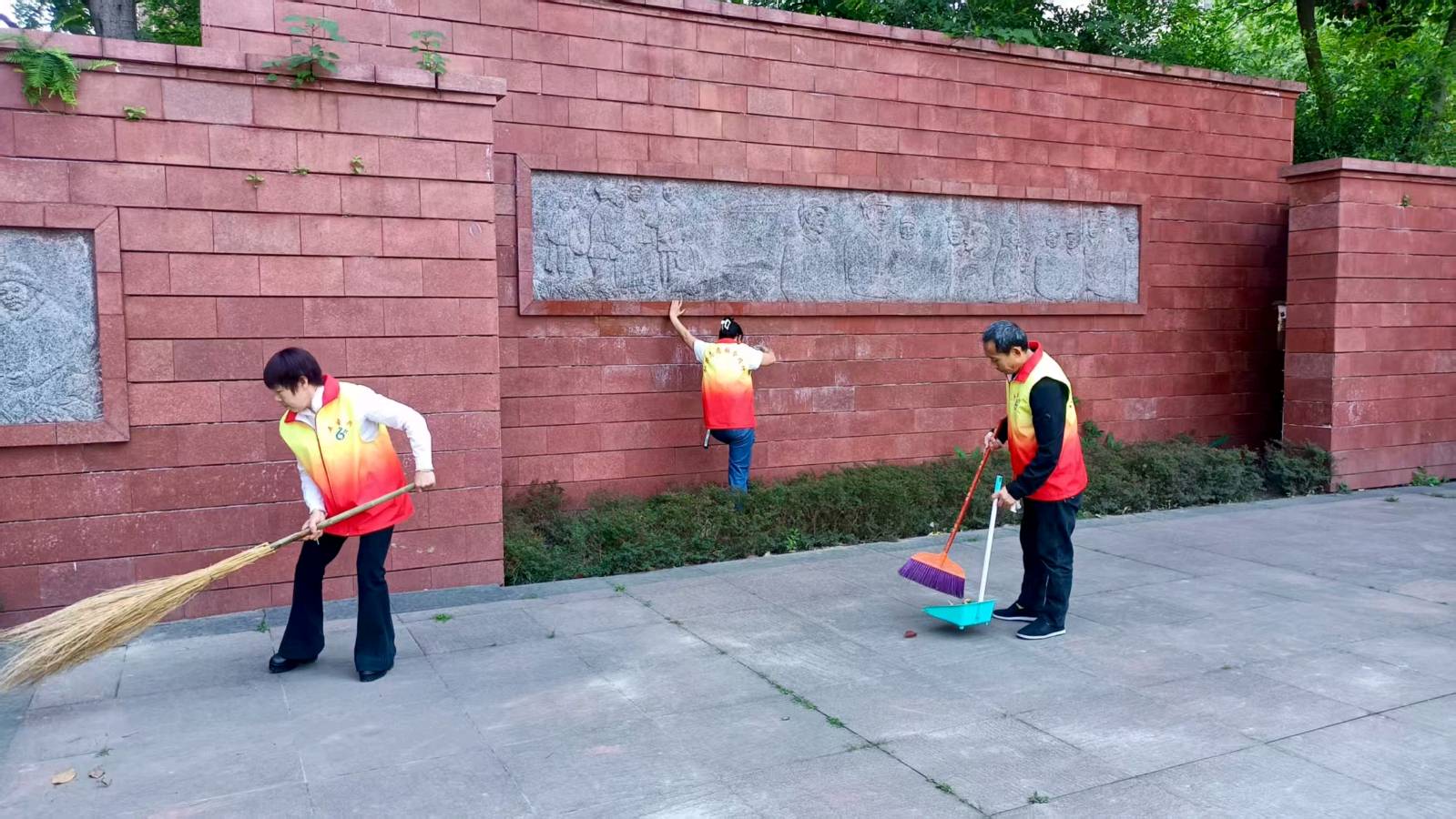 缅怀伟人践初心 志愿行动传温情（图4）