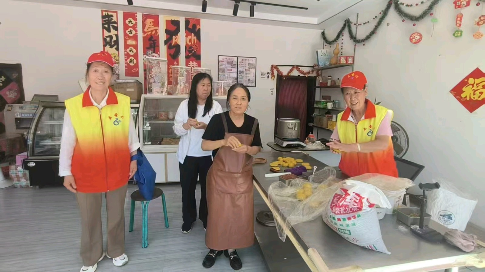 志愿走访面点房 暖心助力解难关