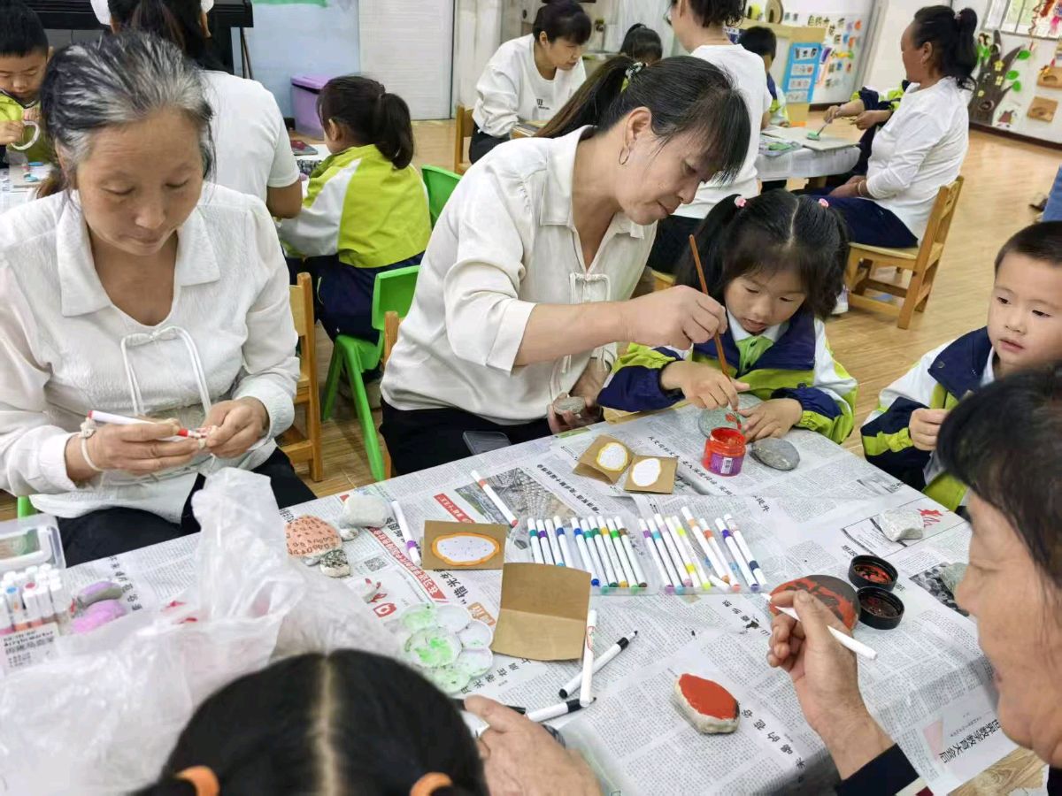 石韵润童心 美育伴成长——商南县十里坪镇中心幼儿园成功举办第三届亲子石画展主题活动