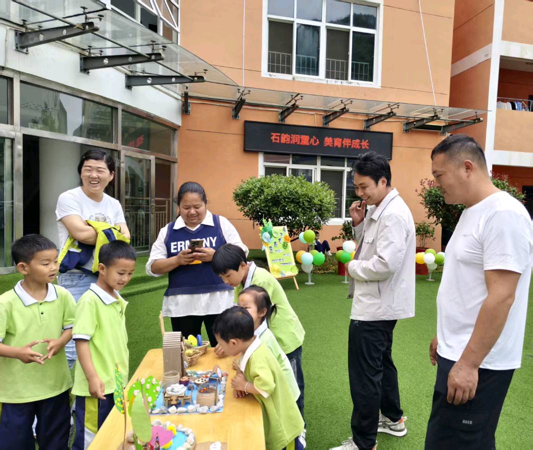 石韵润童心 美育伴成长——商南县十里坪镇中心幼儿园成功举办第三届亲子石画展主题活动（图4）