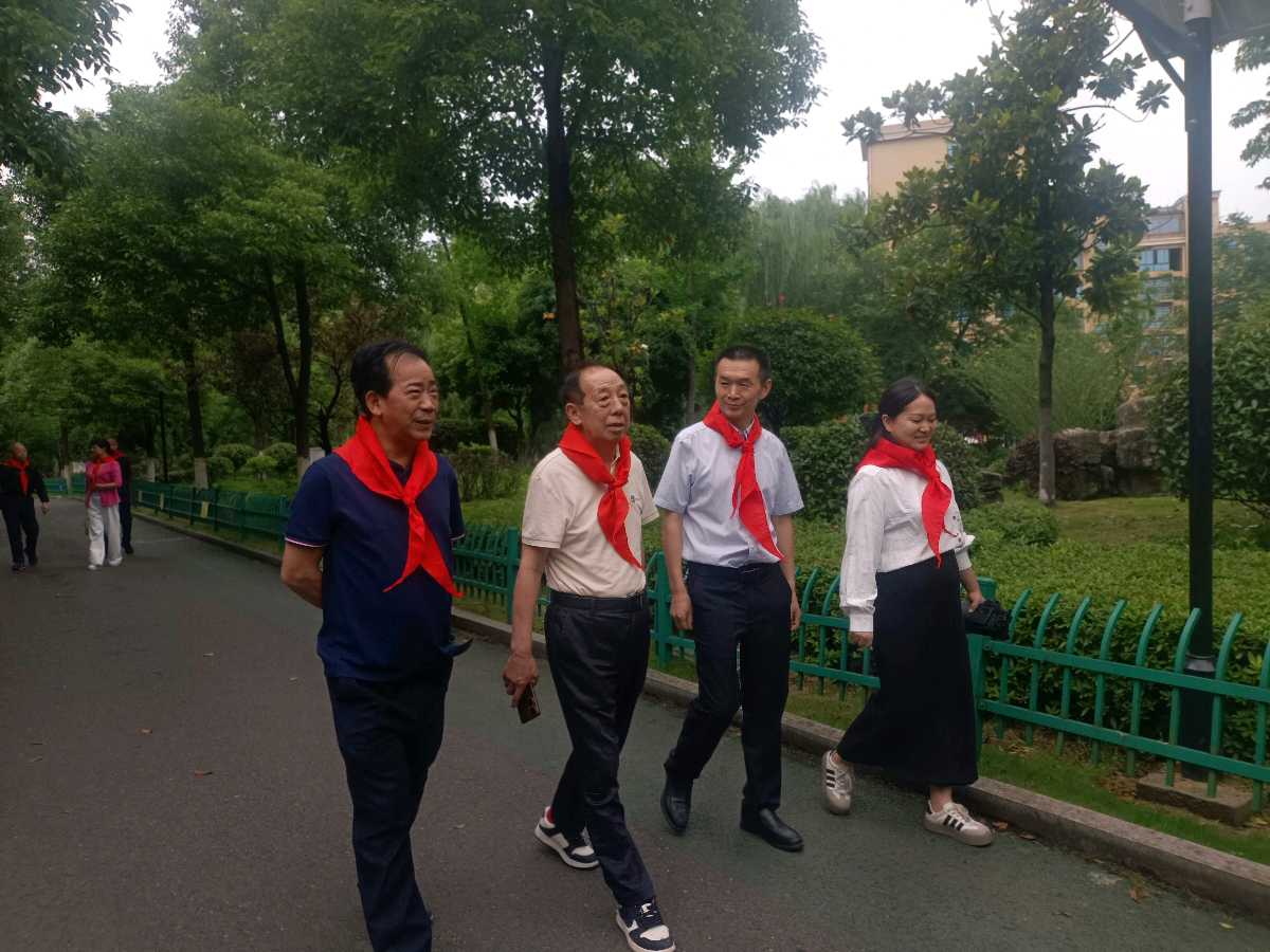 风雨无阻关爱行 红色星火润童心（图33）
