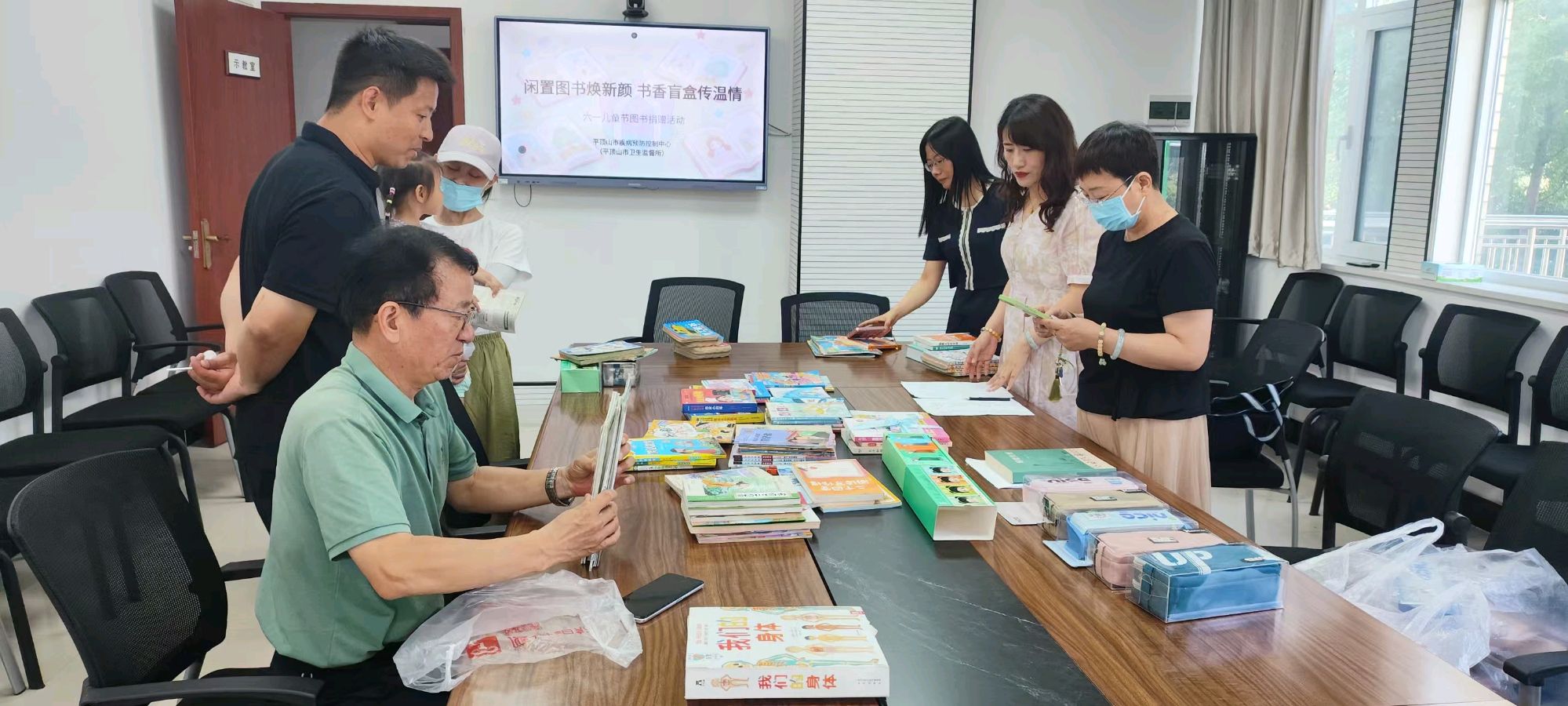 闲置图书焕新颜 书香盲盒传温情——平顶山市疾病预防控制中心(平顶山市卫生监督所)工会开展“六一”图书捐赠活动(图2)