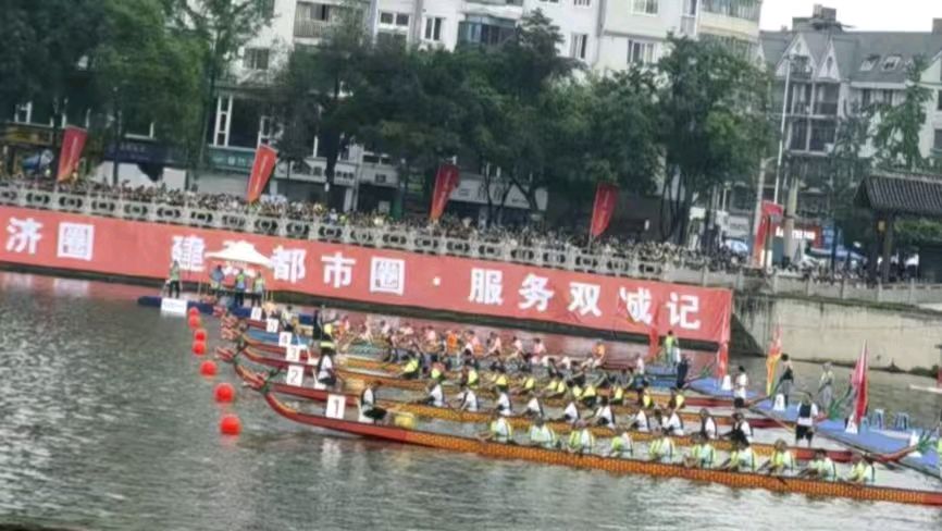 雨中清场显担当 志愿新风暖人心（图2）
