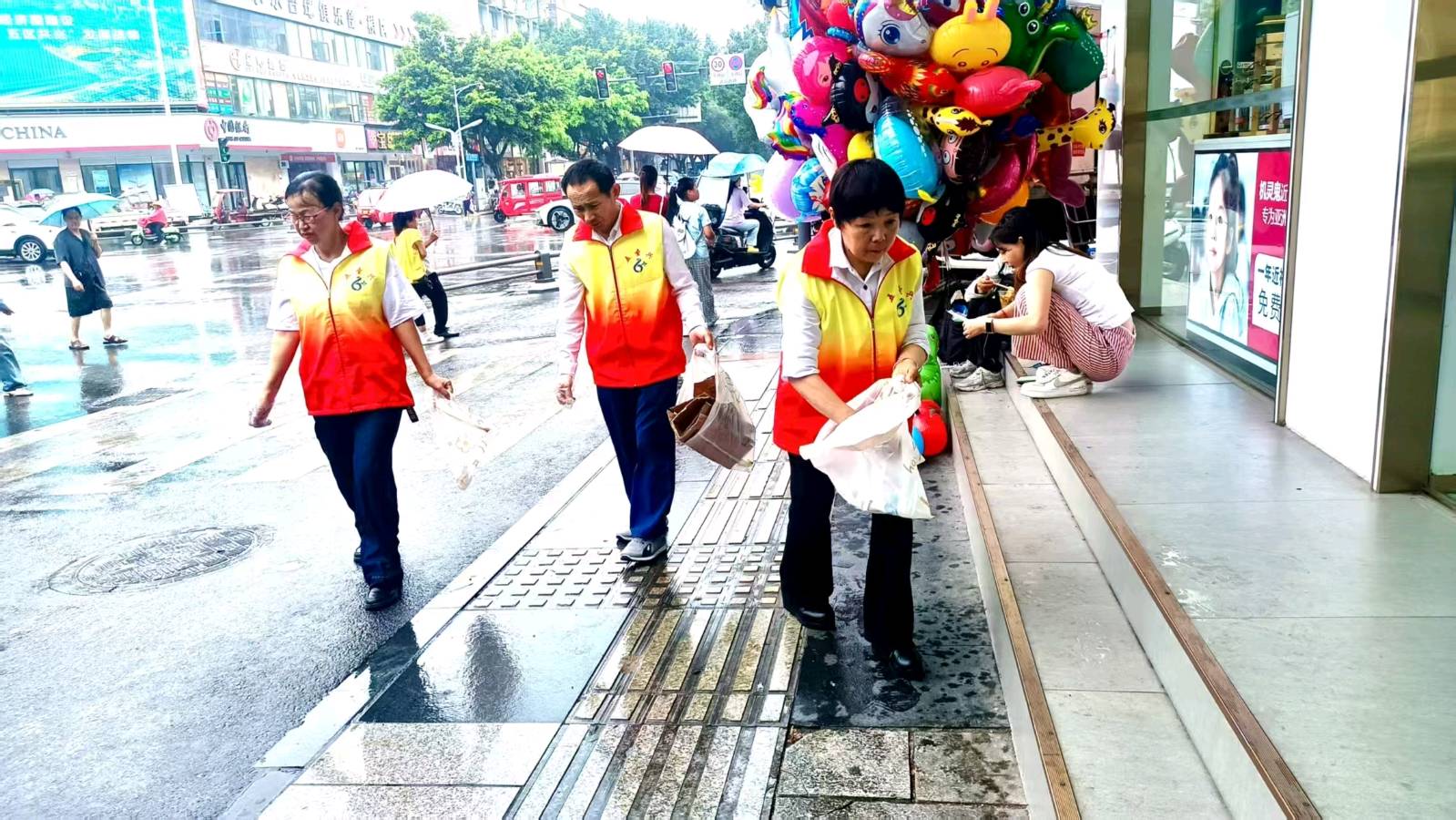 雨中清场显担当 志愿新风暖人心（图4）