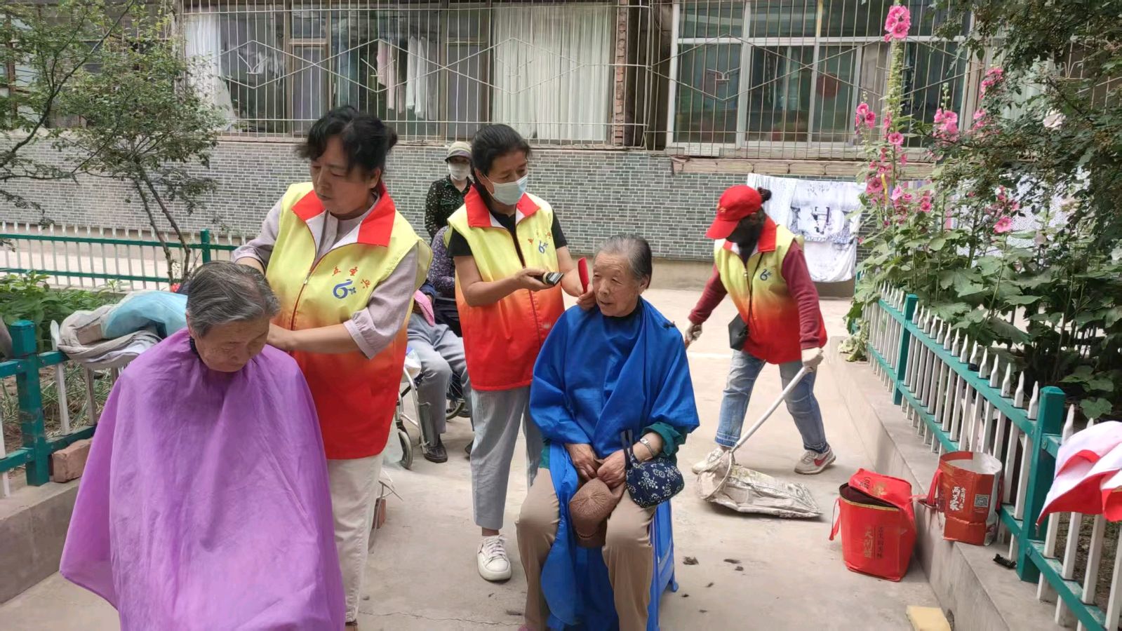 便民服务进小区 志愿关怀暖夕阳（图4）