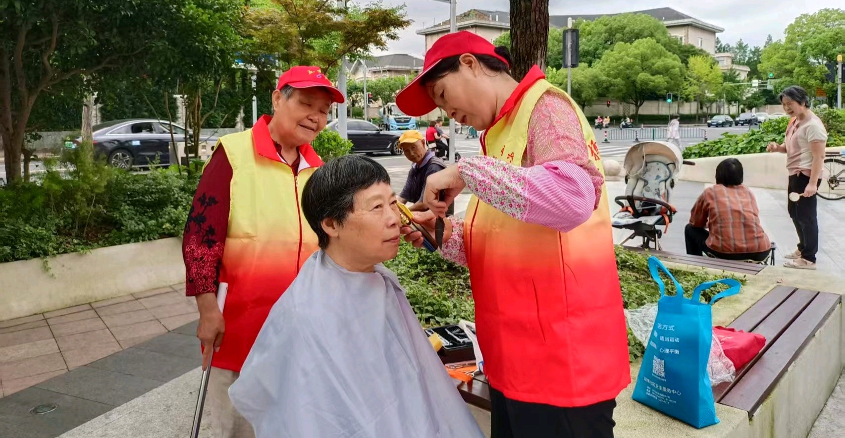 暖心公益义剪 情暖银发老人