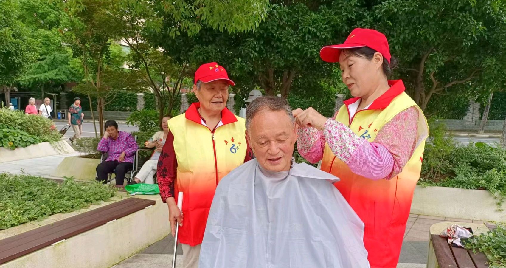 暖心公益义剪 情暖银发老人（图2）