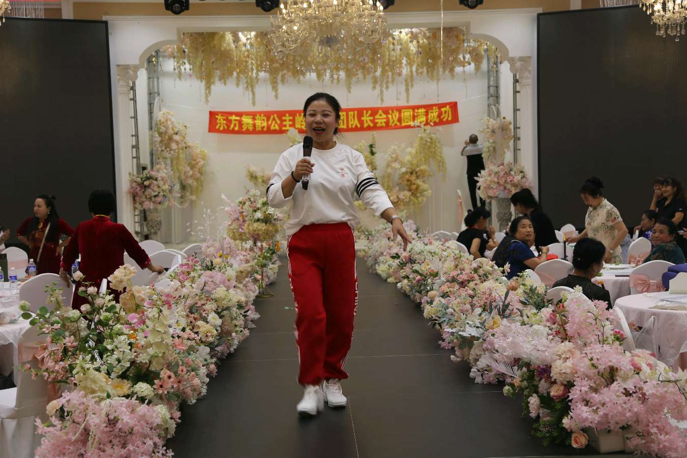 七一献礼践初心 十年公益绽芳华：孔美玲带领岭城文艺团队绘就最美夕阳红（图2）