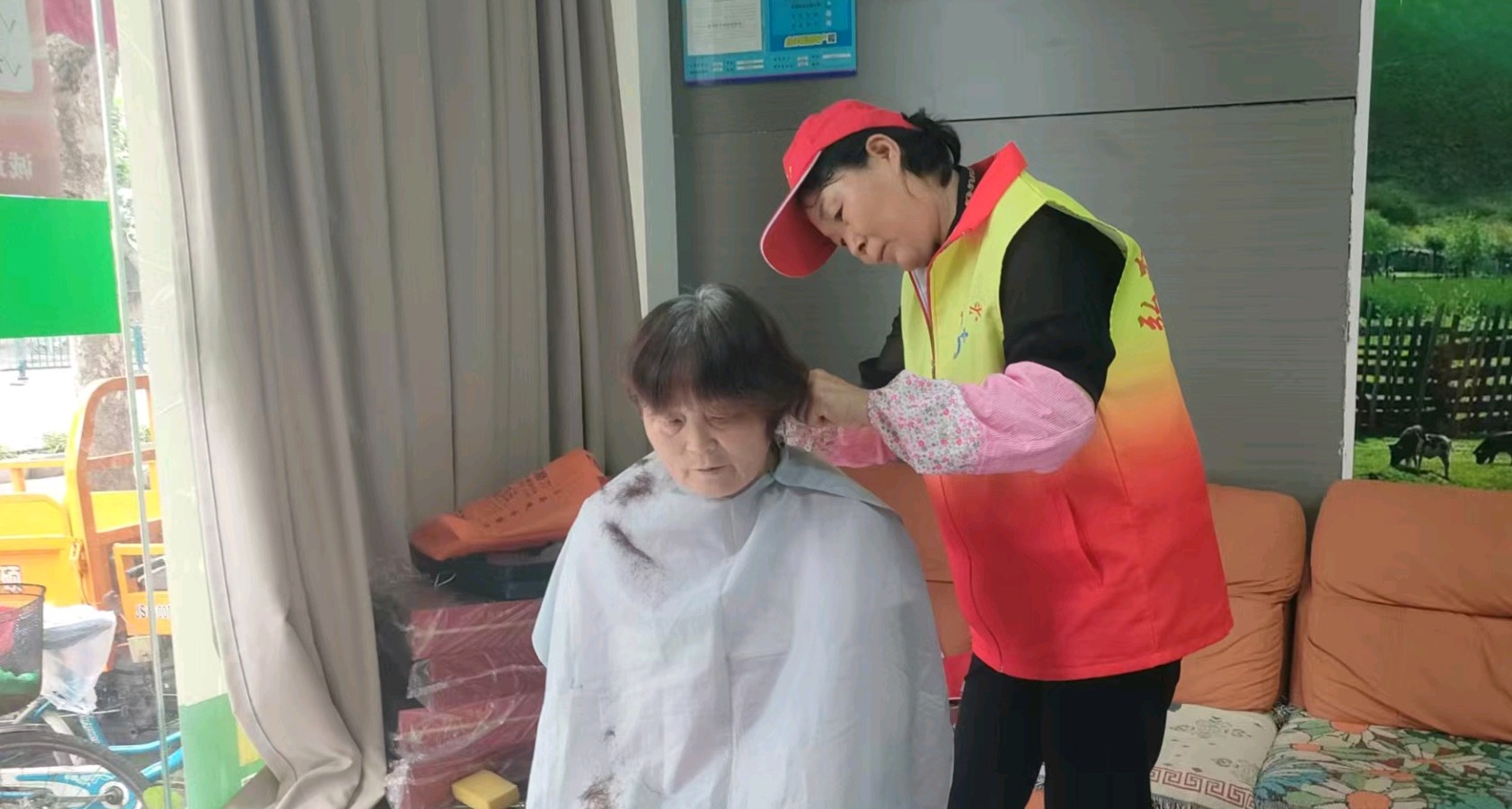 梅天施义剪 细雨送温情（图3）