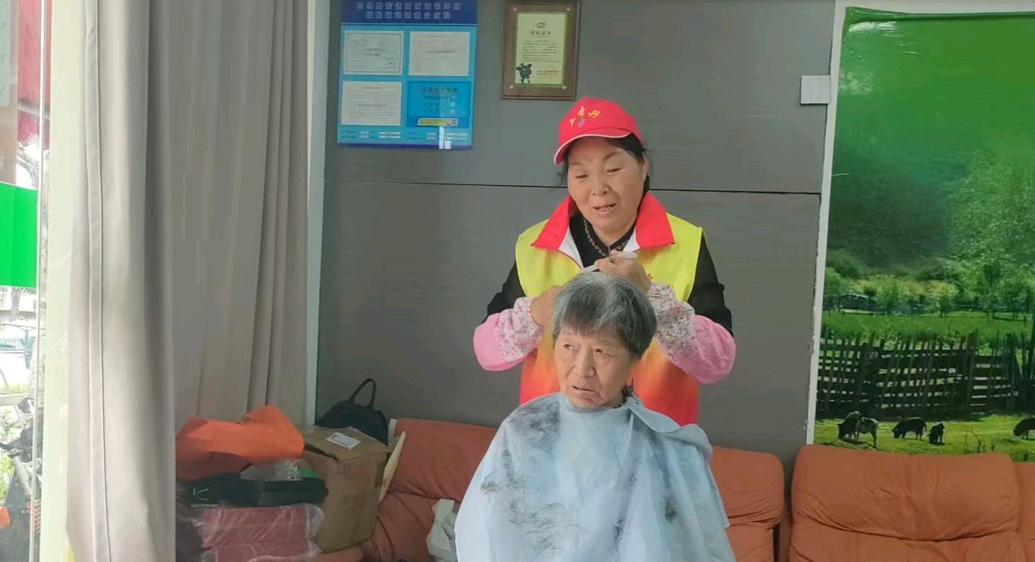 梅天施义剪 细雨送温情