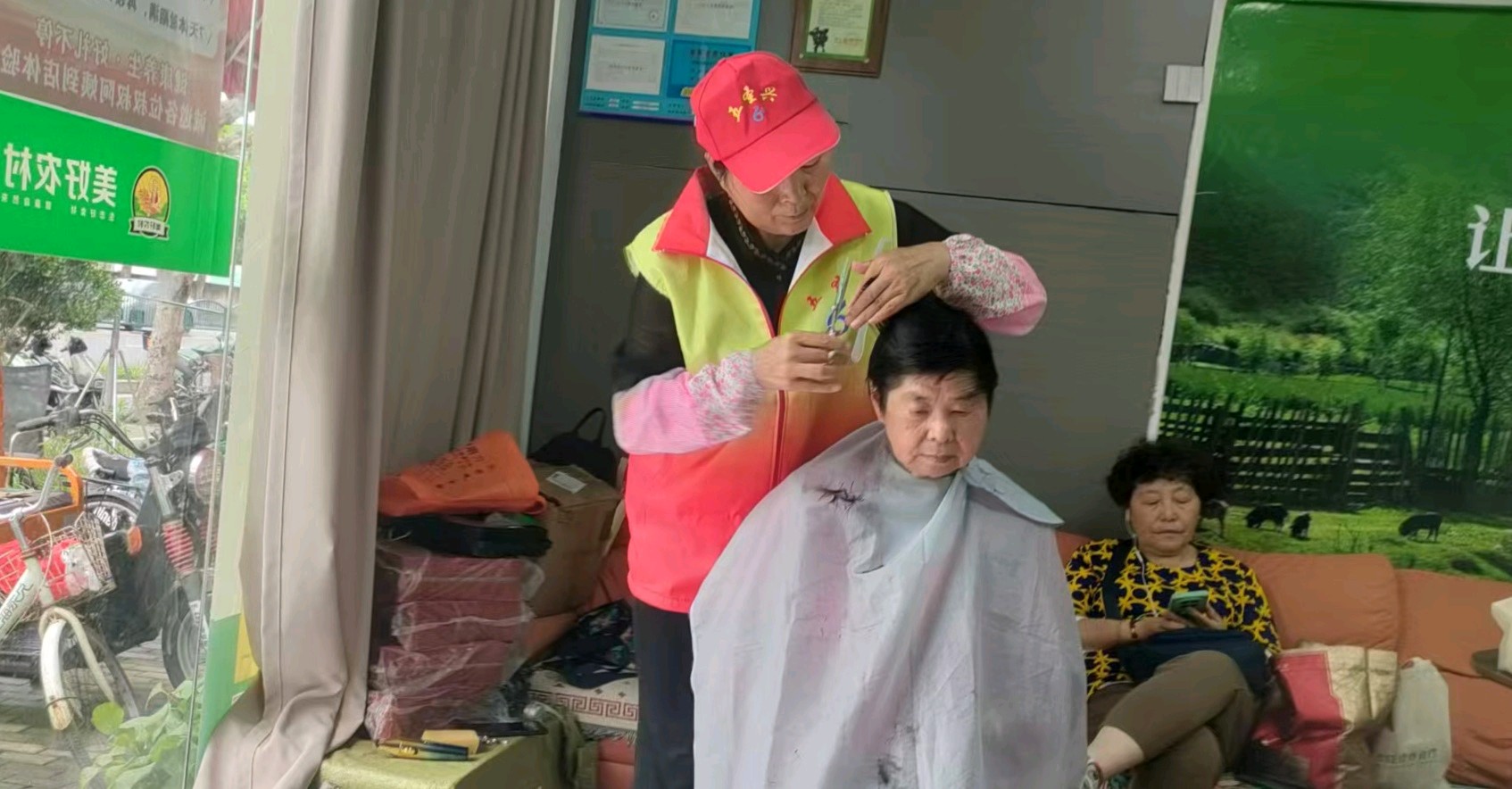 梅天施义剪 细雨送温情（图2）