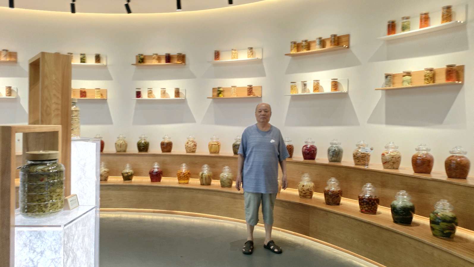 邱国政诗2首:酸菜展+滑翔基地
