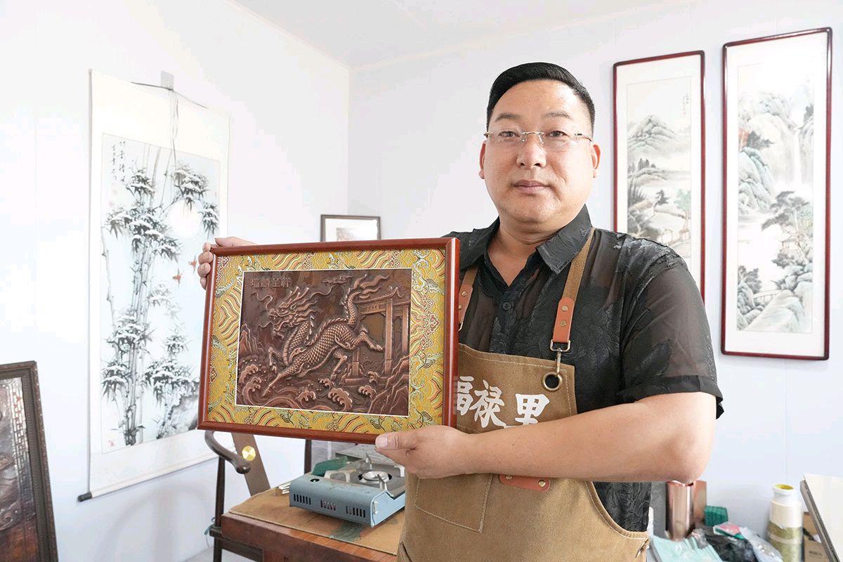 铜刀琢古韵 非遗铸匠心——聊城铜版画艺人刘月宽