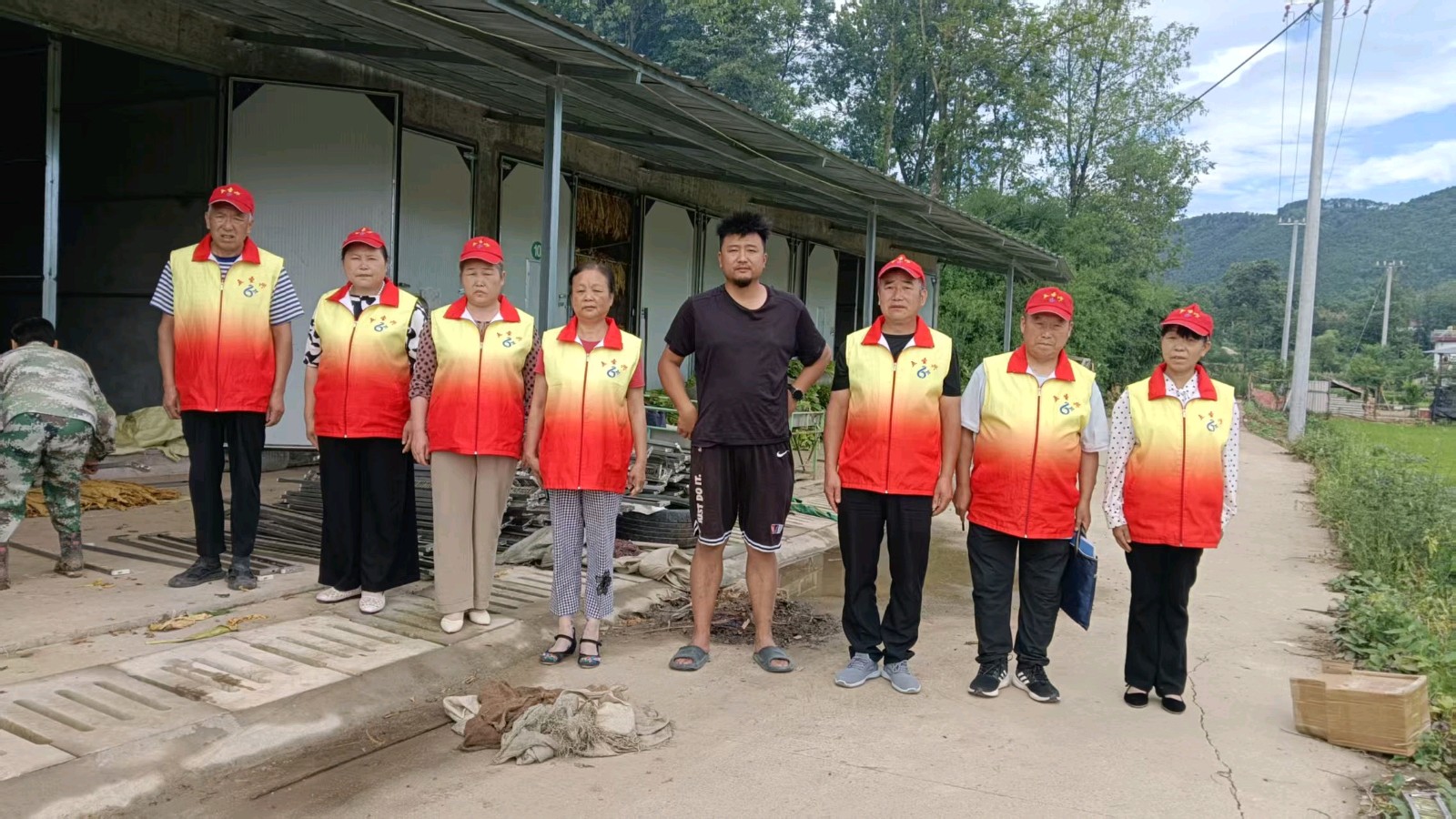 走访调研烤烟产业 志愿助力农户增收