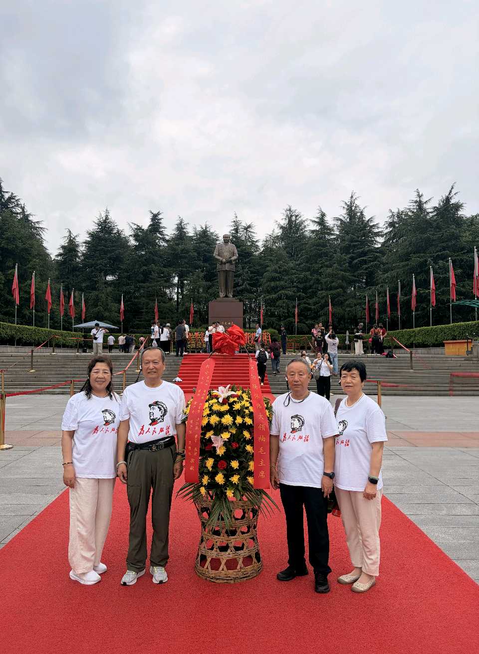 【老兵情怀•红色记忆•韶山】张富贵：韶峰松柏年年翠，伟迹英名万古传——瞻仰韶山毛泽东主席铜像广场敬献花篮掠影诗文5章•北京头条•西安头条•都市头条发！（图5）