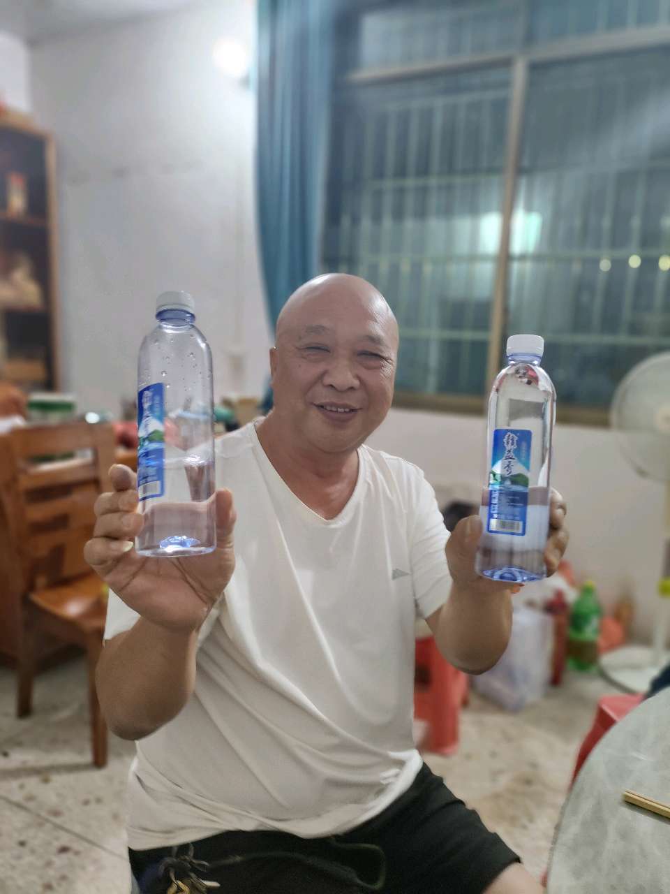 【曾明红报道】南康区个私民营经济协会组织会员赴赣益秀山泉水公司考察交流