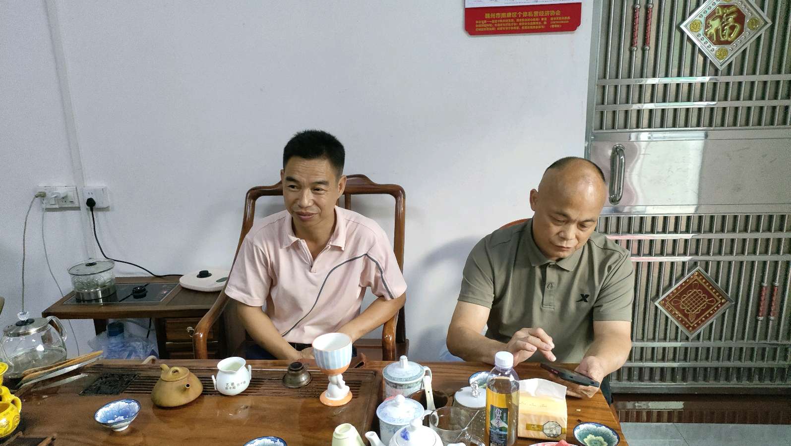 【曾明红报道】南康区个私民营经济协会组织会员赴赣益秀山泉水公司考察交流（图2）