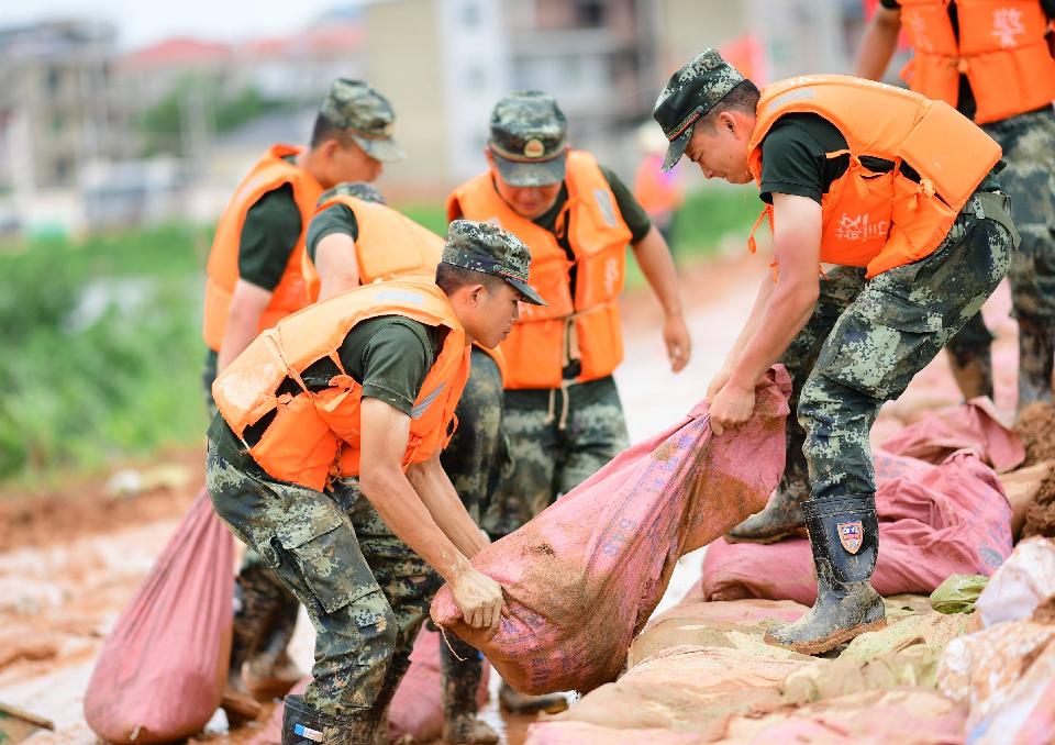 人民子弟兵抗洪抢险1
