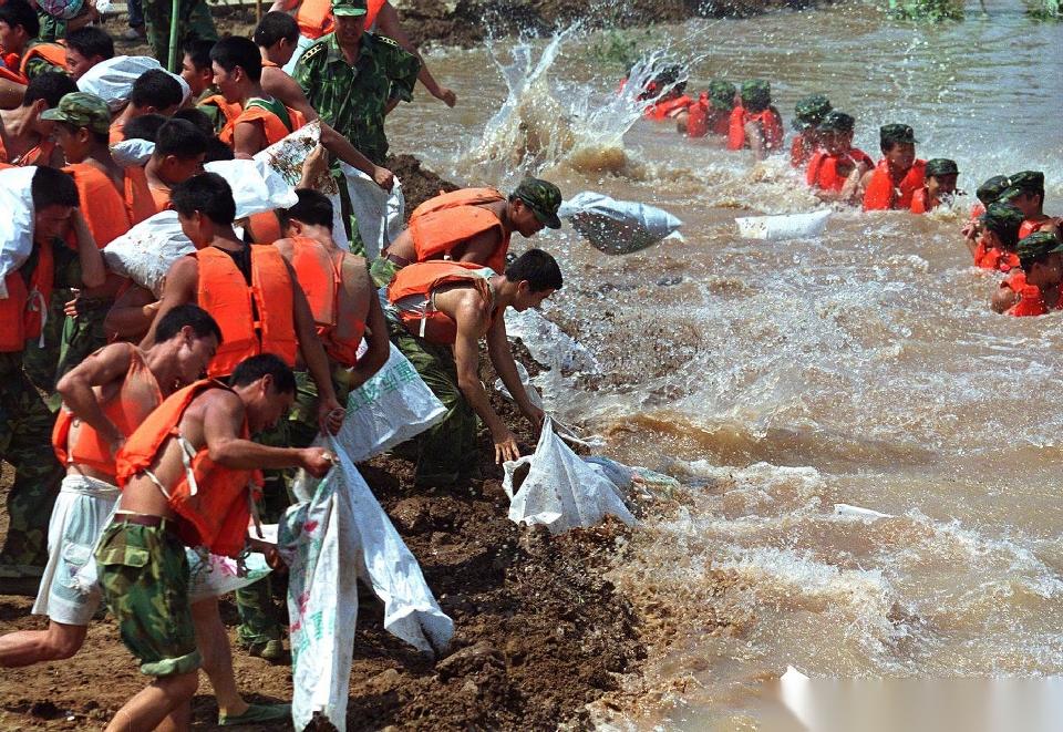 人民子弟兵抗洪抢险2