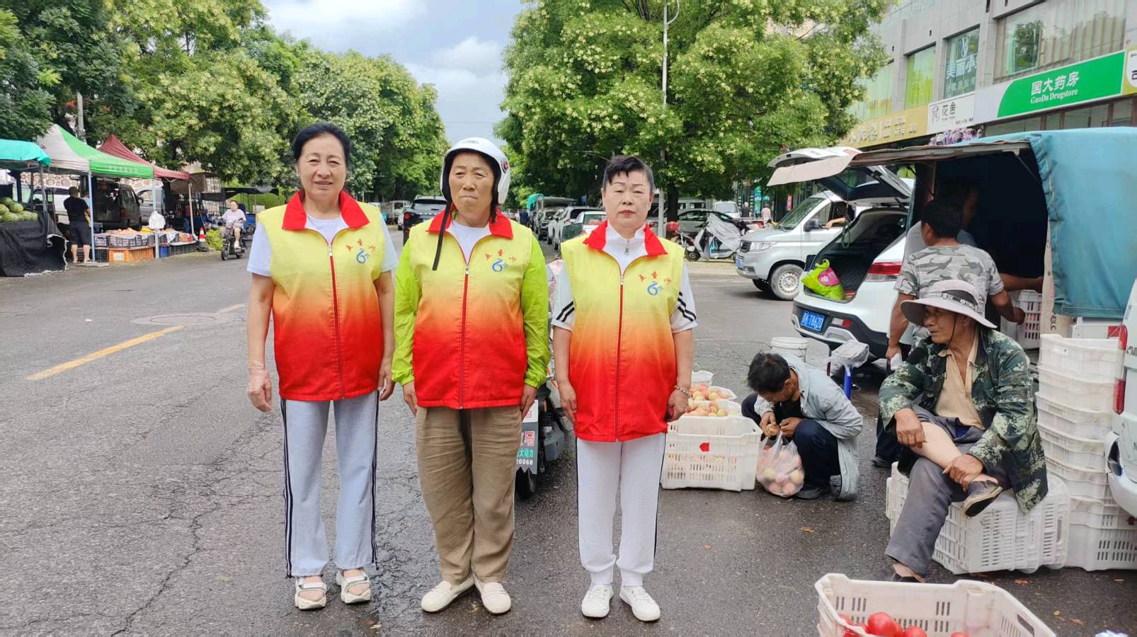 走入市场察民情 志愿服务暖人心