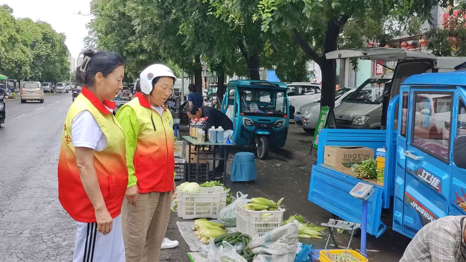 走入市场察民情 志愿服务暖人心（图2）