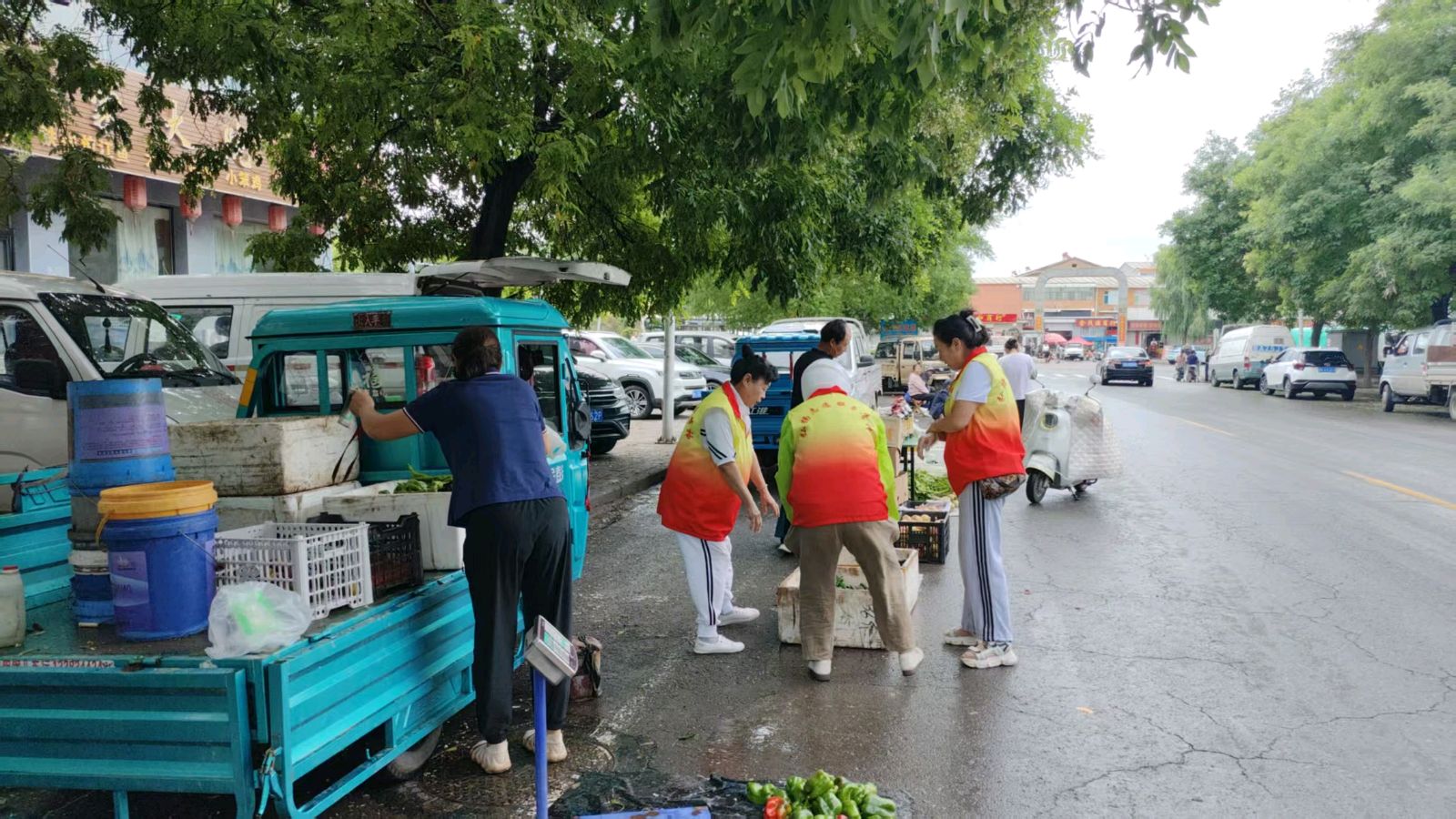 走入市场察民情 志愿服务暖人心（图3）