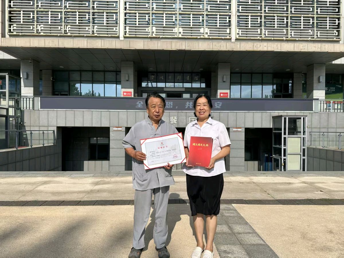 【都市头条向幸福出发编辑部】第16540期 韩中清第七次向沧州图书馆捐书