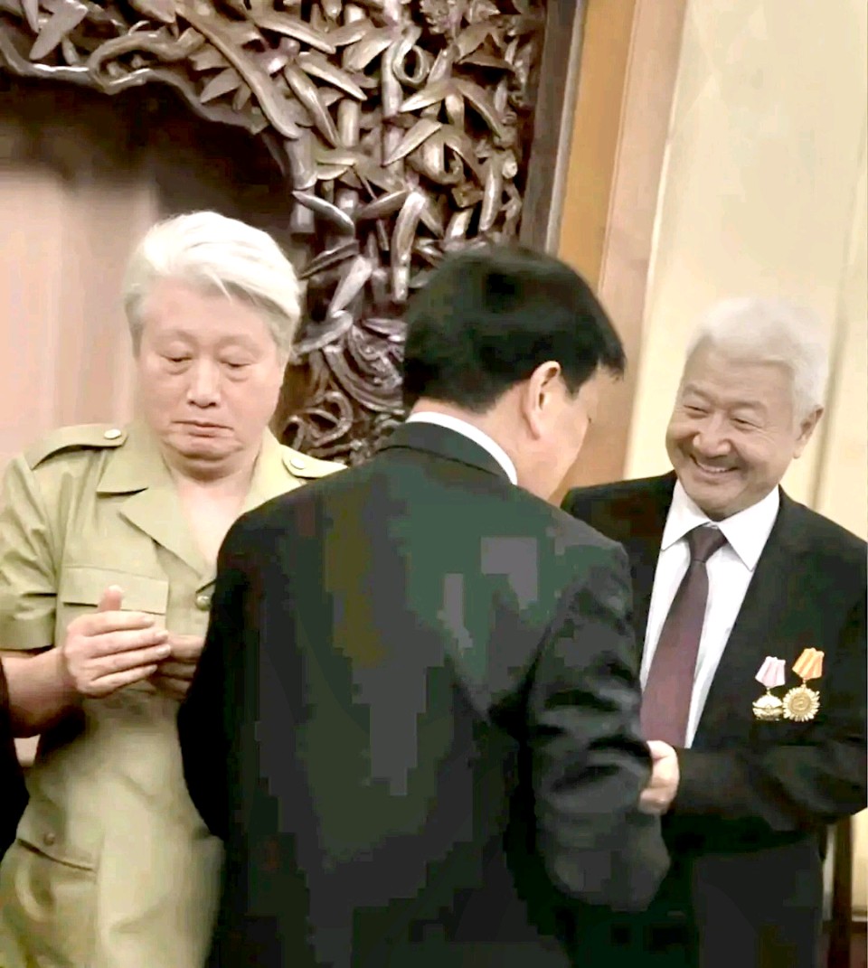 【都市头条向幸福出发编辑部】第16552期 勋章映岁月 老兵续睦情———援挝老兵李忠智先生受勋 文 如月(图2)