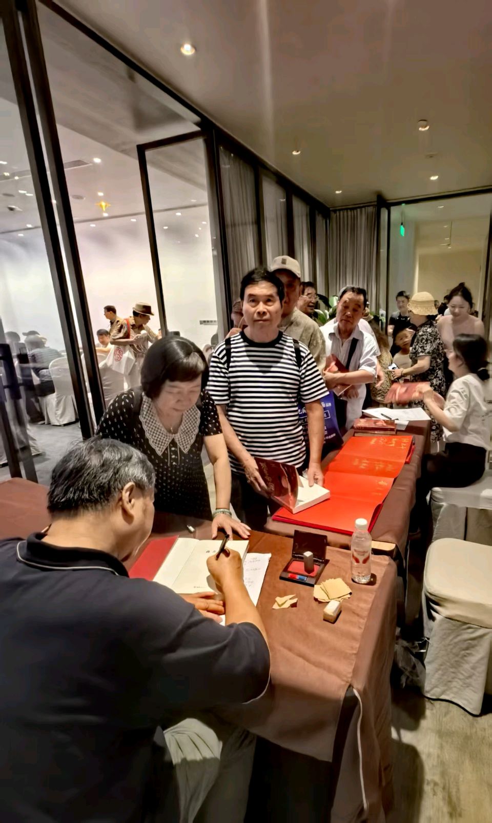 “牛夫人牛肝菌”杯第六届中国龙文学奖精选集《菌香四溢》今天上午在上海书展举办首发式——文学与科技共谱产业新辉煌,文:袁德礼、摄:陶建幸谢广庆、诗/陈敬标、陶建幸(图29)