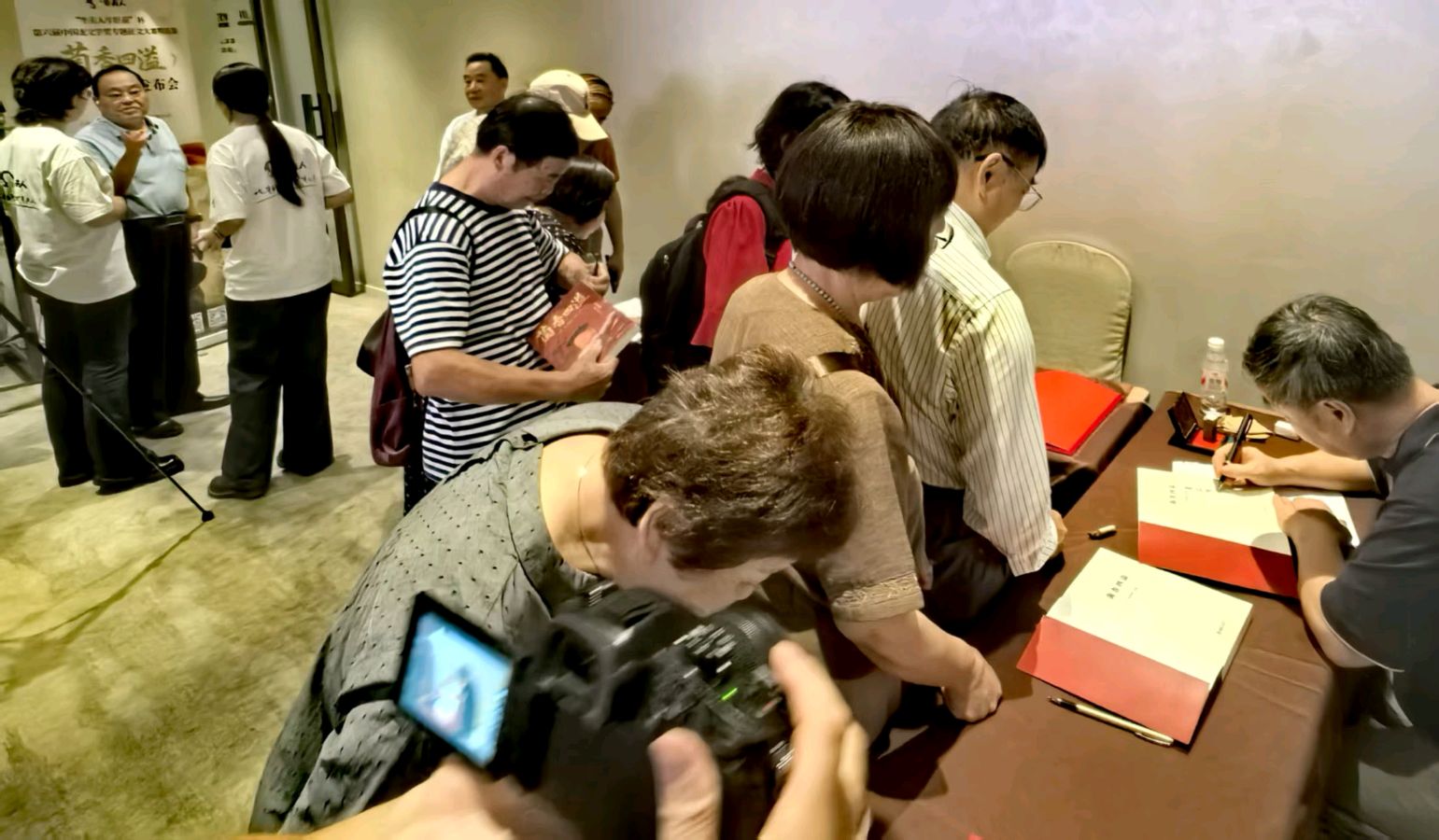 “牛夫人牛肝菌”杯第六届中国龙文学奖精选集《菌香四溢》今天上午在上海书展举办首发式——文学与科技共谱产业新辉煌,文:袁德礼、摄:陶建幸谢广庆、诗/陈敬标、陶建幸(图28)